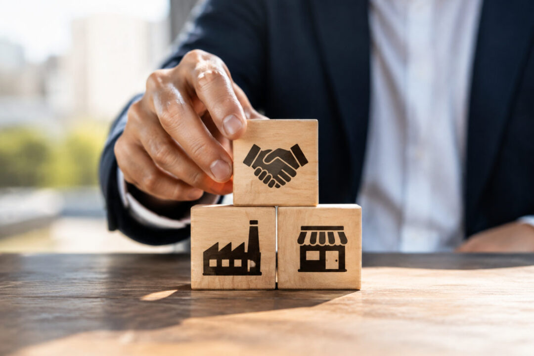 Produttore e distributore discutono i fondi di co-marketing davanti a grafici condivisi